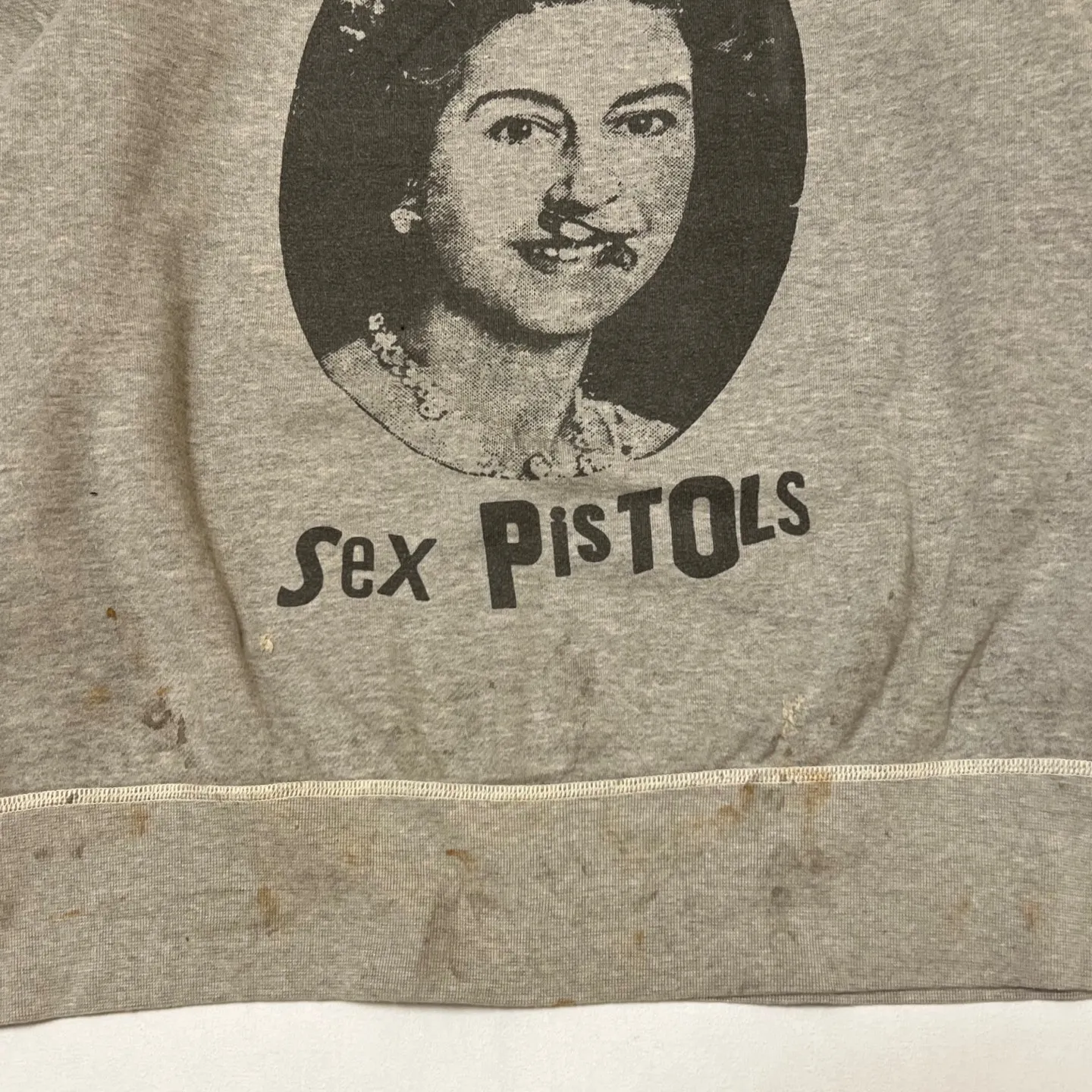SAINT Mxxxxxx x SEX PISTOLS QUEEN SP_CREW SWT/GRAY band co-branded retro sweatshirt Queen's distressed sweatshirt with holes Distressed gray S-XL Retro distressed distressed hole wash treatment Hand-made graffiti treatment Factory four-needle six-thread boneless sewing Correct co-branded collar label/correct fruit label/wash water label/little angel label